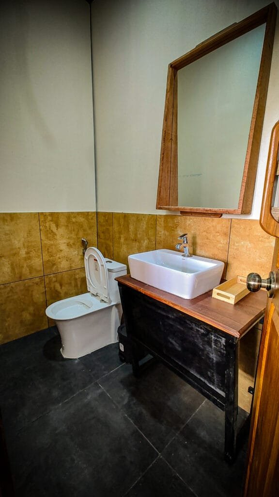 Modern bathroom in a Garden View Cottage at Kyna Backwaters